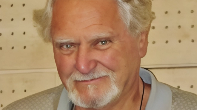 Clive Cussler, celebre scrittore d'avventura, ha lasciato un segno indelebile nel mondo della letteratura con le sue storie avvincenti e la creazione della NUMA. La sua genialità lo ha portato al successo, mantenendo un segreto con il suo agente fino alla fine.