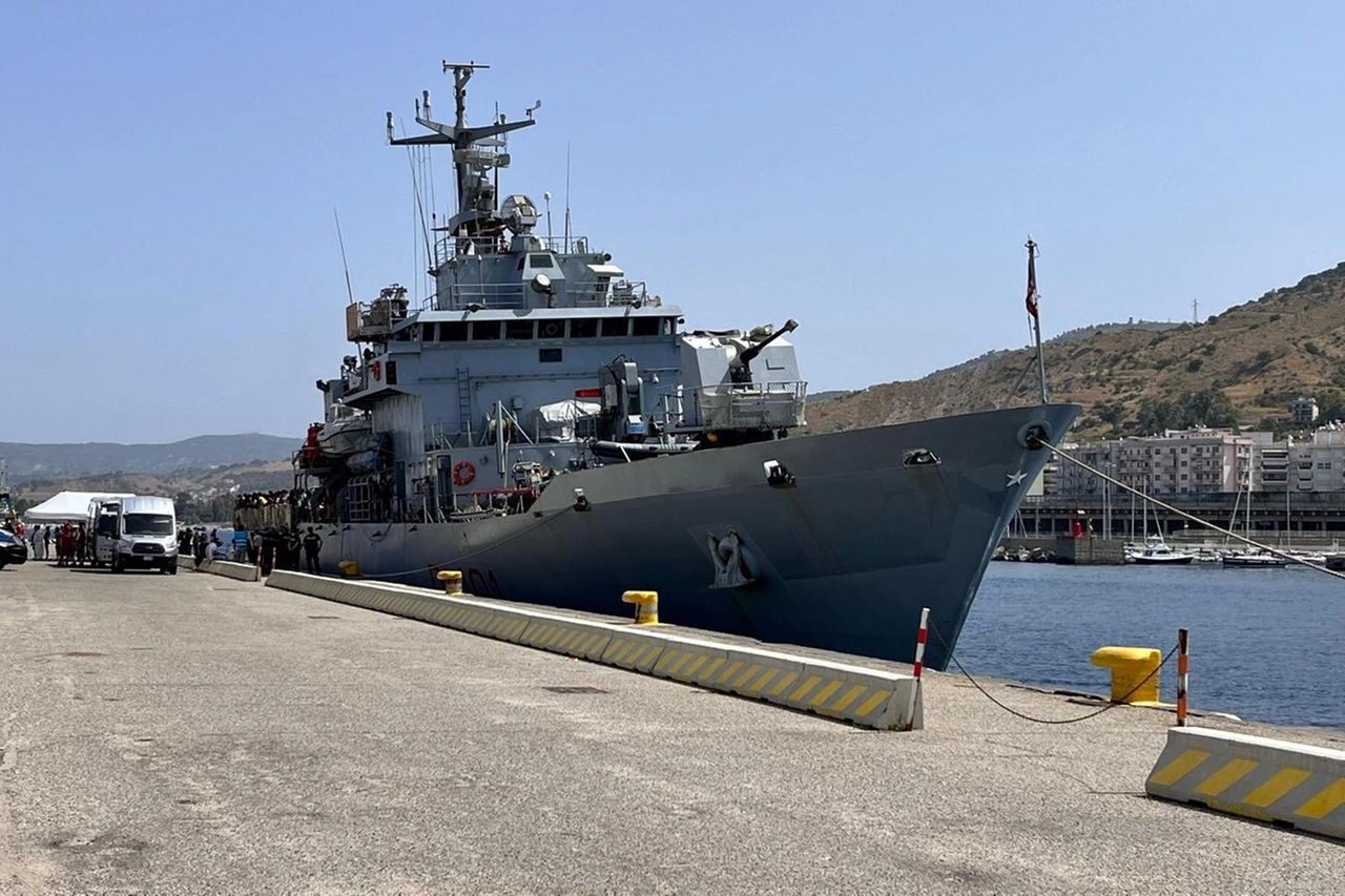 Nave Marina pronta a trasferire migranti in Albania