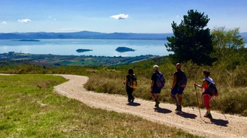 Il lago di Trasimeno in una girandola di castelli, affreschi e merletti: una ciclovia in 7 tappe