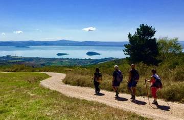 Il lago di Trasimeno in una girandola di castelli, affreschi e merletti: una ciclovia in 7 tappe