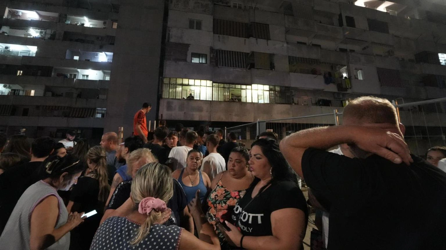 Due morti e 13 feriti per il crollo del ballatoio a Napoli