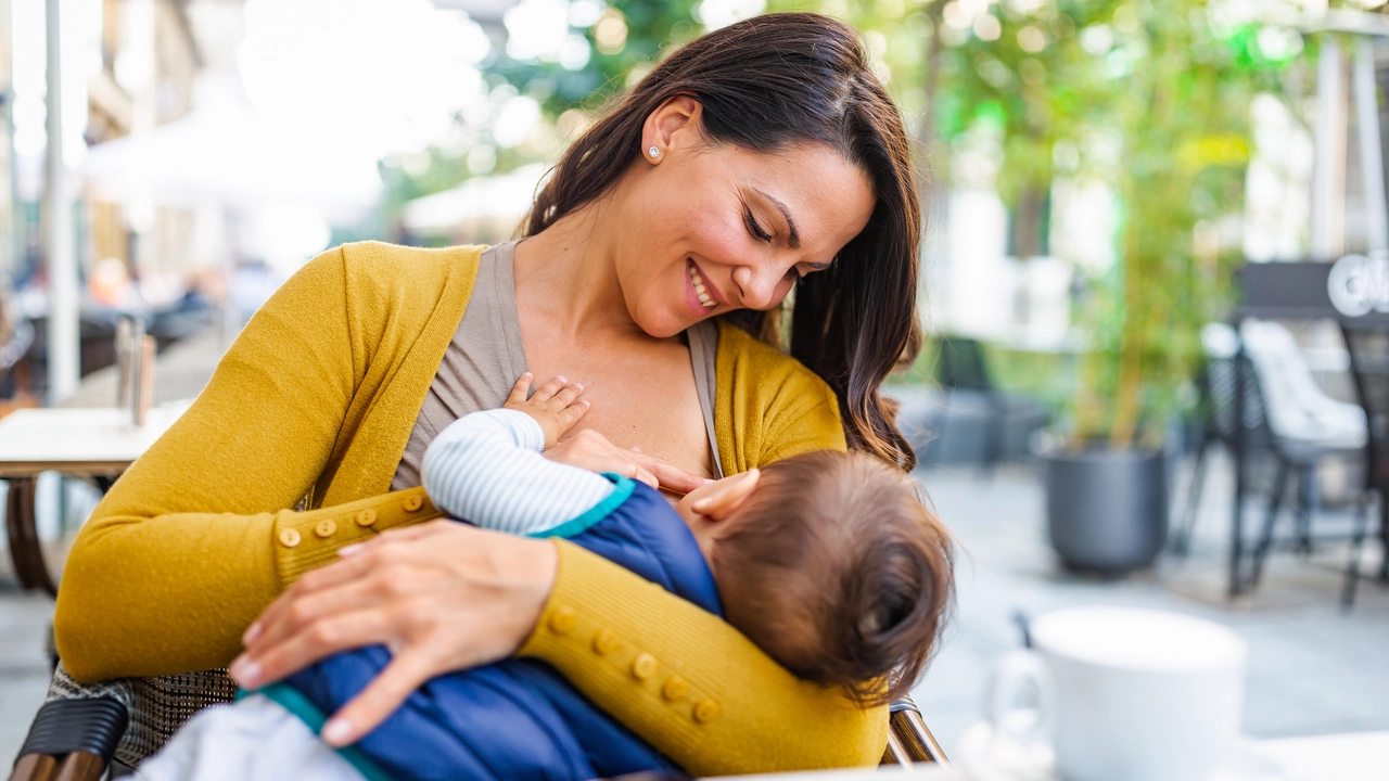 L’allattamento al seno riduce il rischio di ritardo neurologico: cosa succede ai bambini