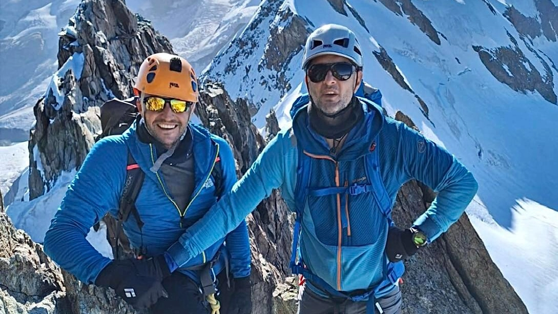 Luca Perazzini (a sinistra  con caschetto arancione) e Cristian Gualdi (a destra con con caschetto azzurro), entrambi di Santarcangelo di Romagna (Rimini) sono i due alpinisti bloccati sul Gran Sasso