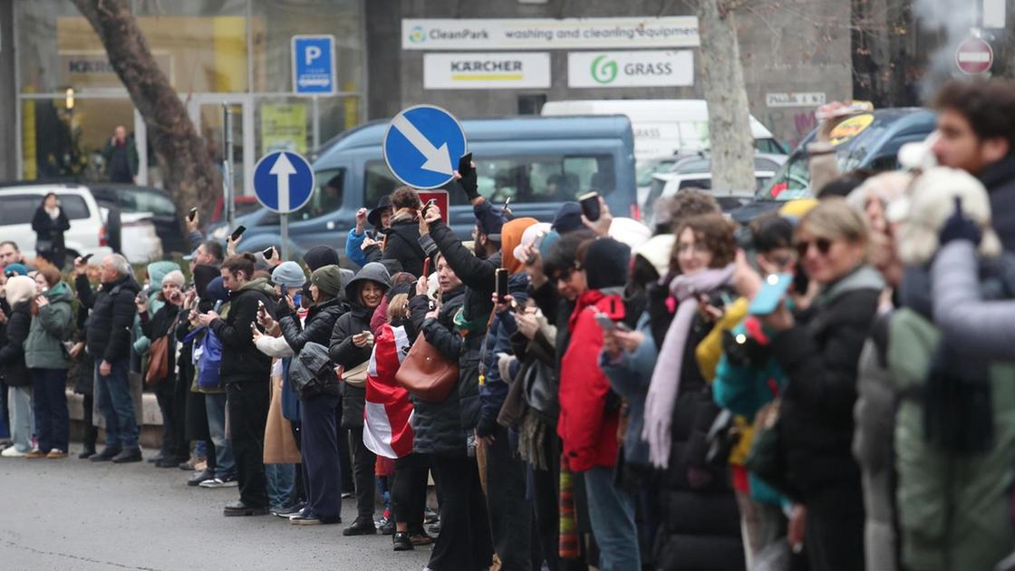 Migliaia di manifestanti pro Ue a Tbilisi chiedono nuove elezioni in Georgia