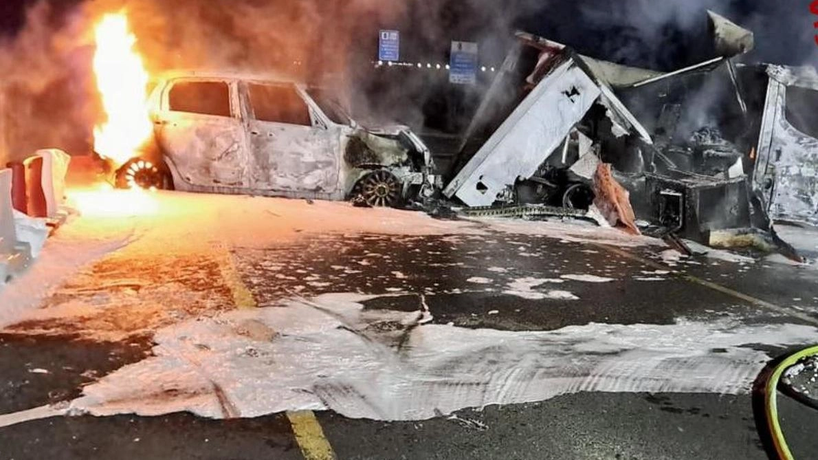 Camion a fuoco e chiodi in strada. Commando assalta la sede Dhl