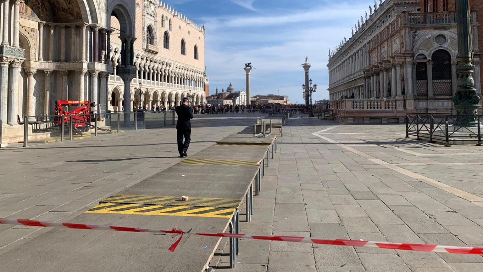 Due borse abbandonate, allarme bomba a piazza San Marco