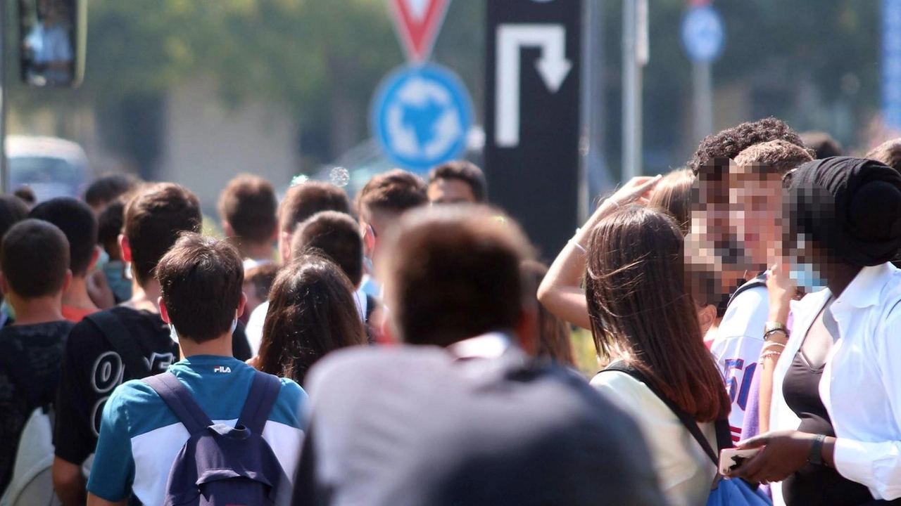 I ragazzi all’uscita della scuola che Leonardo frequentava a Senigallia