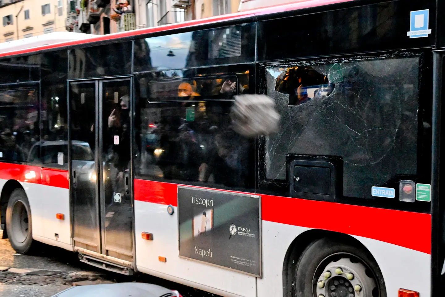 Napoli assalti con le mazze contro i bus di linea danneggiati