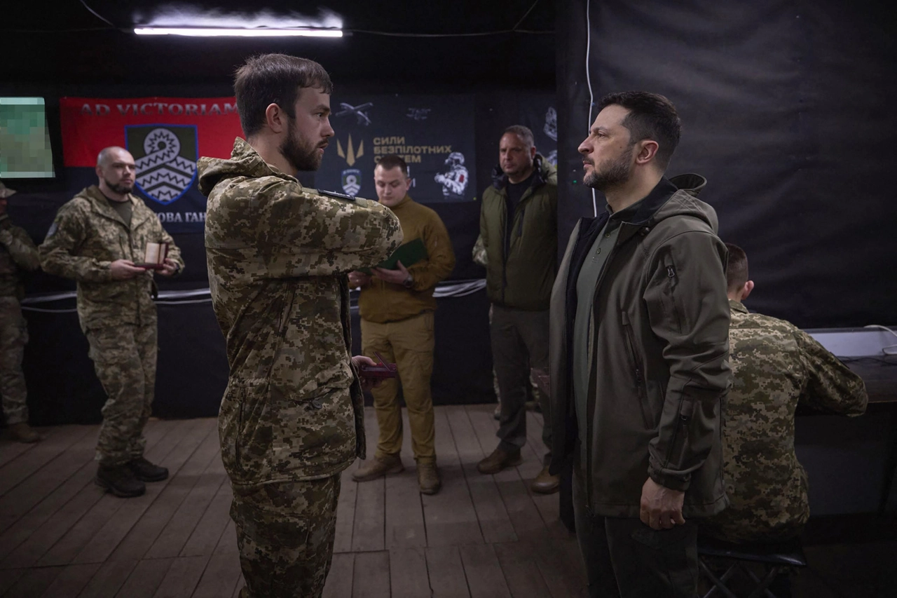 Zelensky visita le truppe a Pokrovsk