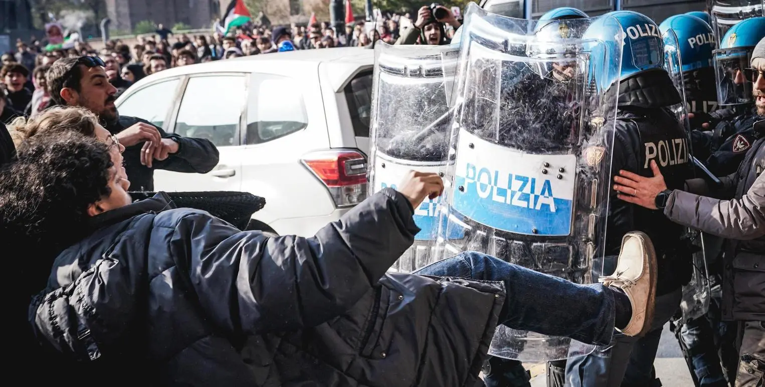 Scontri e feriti ai cortei degli studenti. Fantocci dei ministri dati alle fiamme