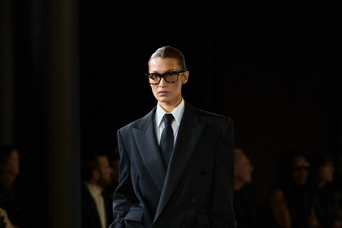 Sfilata Yves Saint Laurent per l’estate 2025