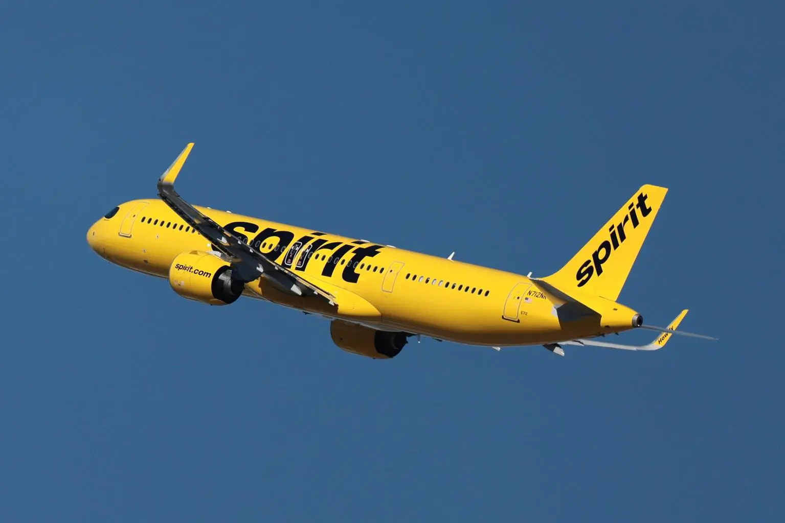 Aereo Spirit Airlines colpito da spari e dirottato, ferito un membro dell’equipaggio