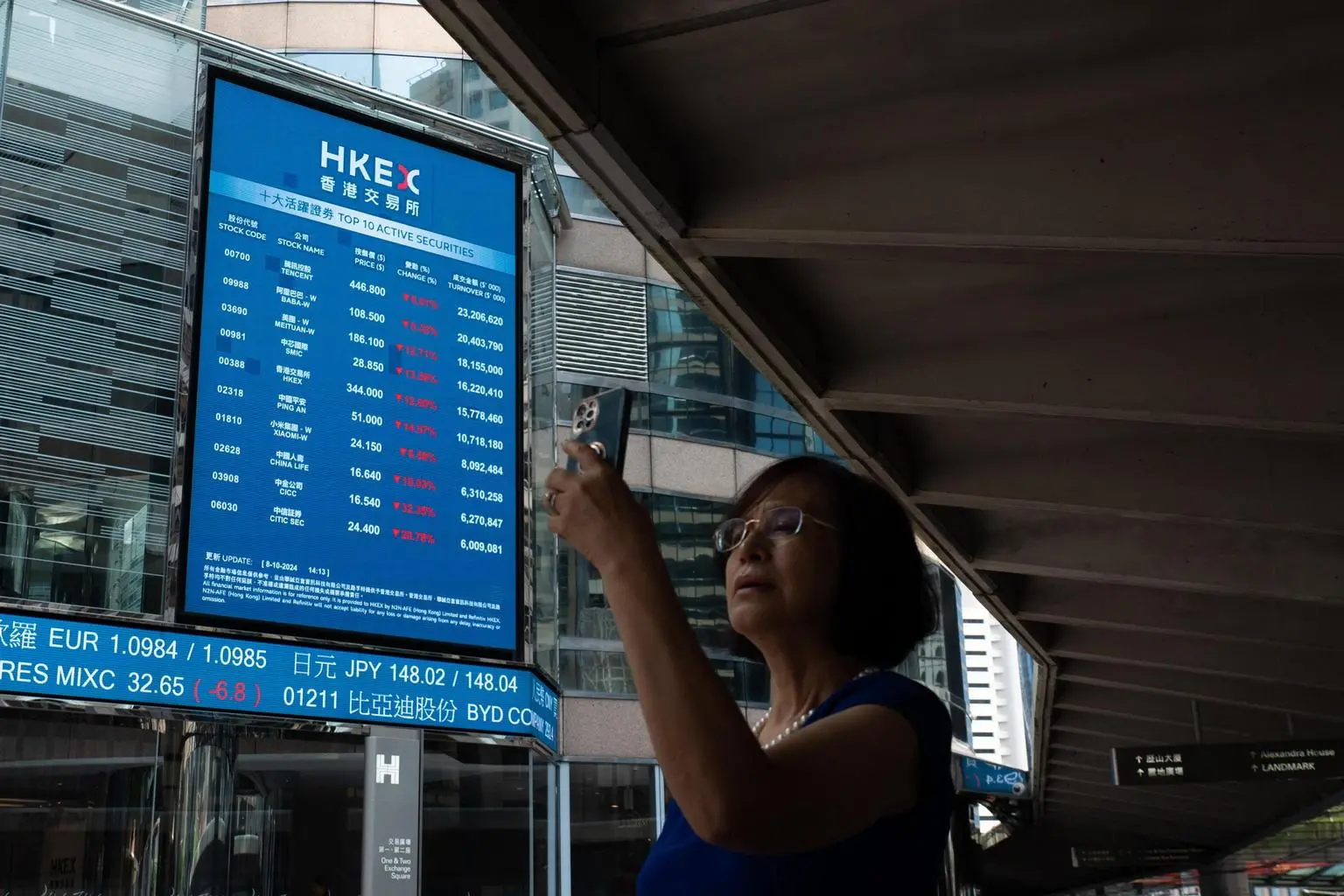 Borsa: Hong Kong positiva, apre a +0,41%