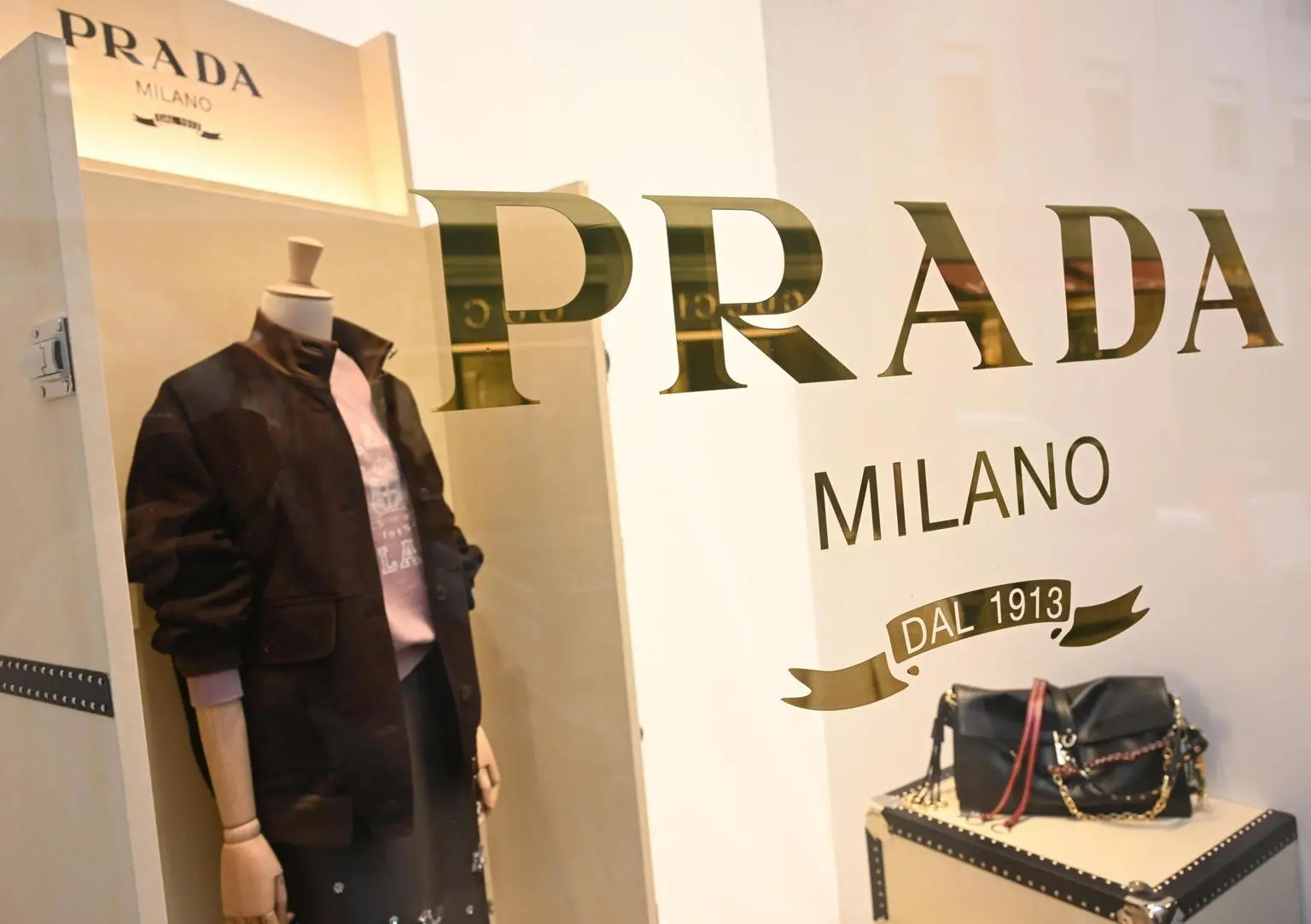 Prada in trattative avanzate per acquisire Versace da Capri Holdings