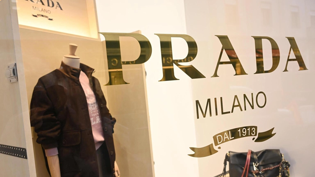 Prada avvia negoziati esclusivi per acquisire Versace da Capri Holdings, con un'offerta formale attesa a febbraio.