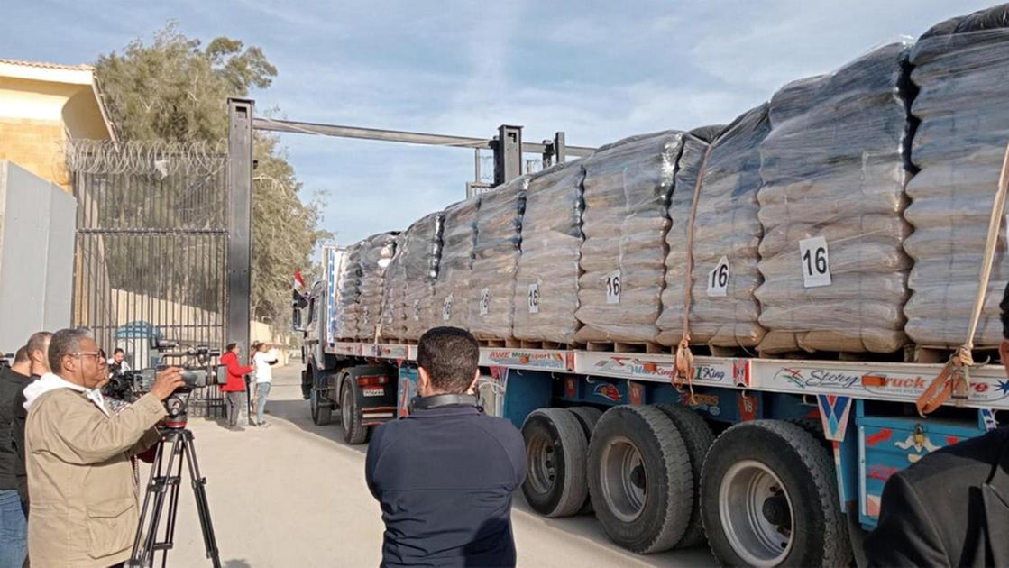 Biden, centinaia di camion di aiuti stanno entrando a Gaza