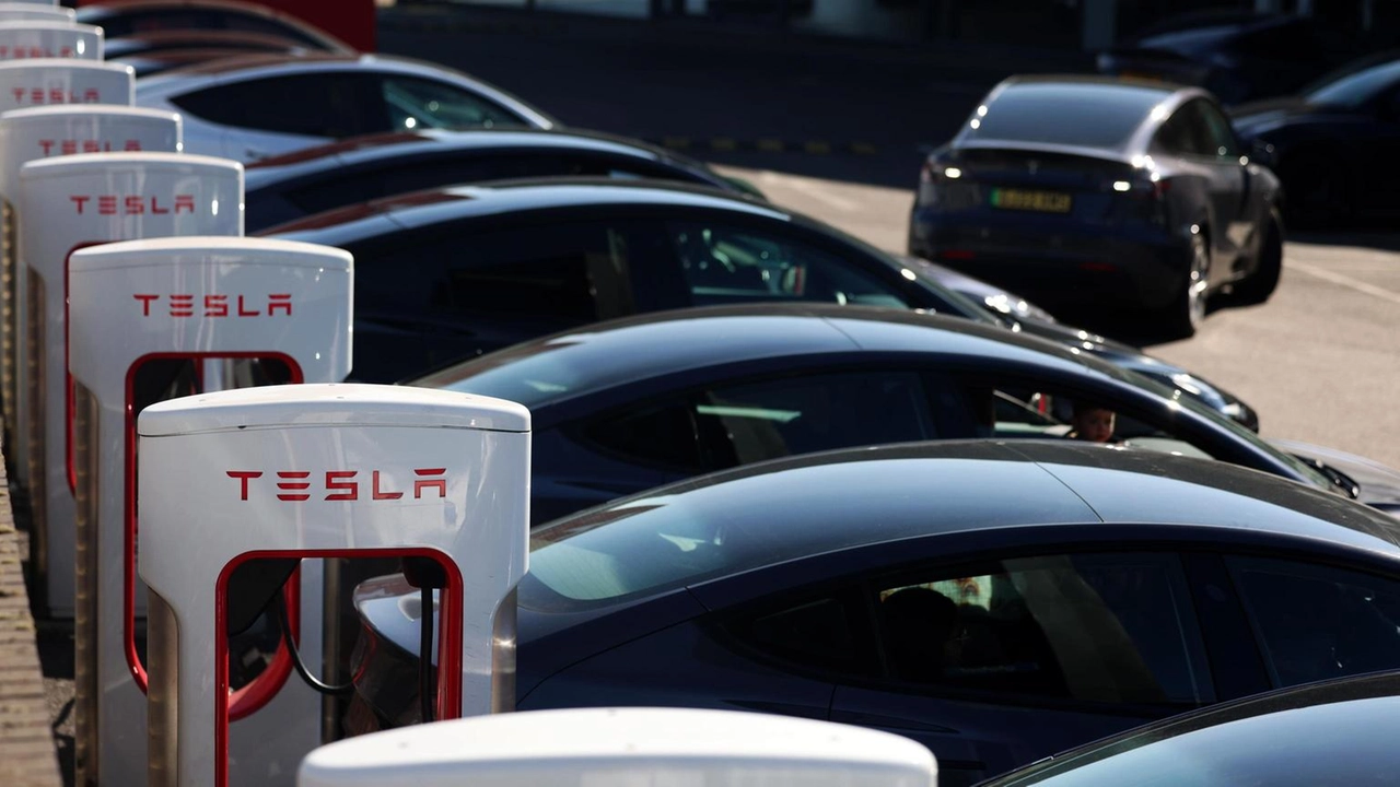 Tesla registra un aumento del 21% delle vendite nel Regno Unito a febbraio, contrastando il calo in Europa.