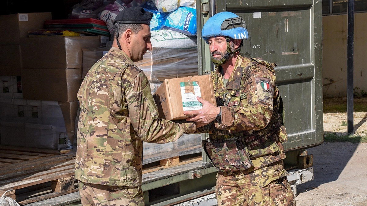 I militari italiani di Unifil scaricano gli aiuti umanitari donati dall'Italia