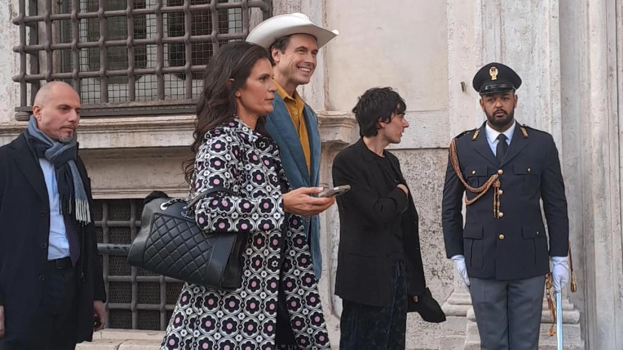 Kimbal Musk entra a Palazzo Chigi accompagnato da Andrea Stroppa e Veronica Berti, moglie di Andrea Bocelli (Ansa)