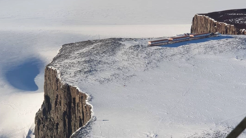 La base scientifica SanaeIV, in Antartide: veduta aerea (Instagram @antarcticlegacysa)