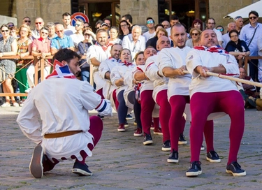 Volterra, il Palio del Cero accende la sfida tra contrade: aria di Rinascimento nel borgo etrusco