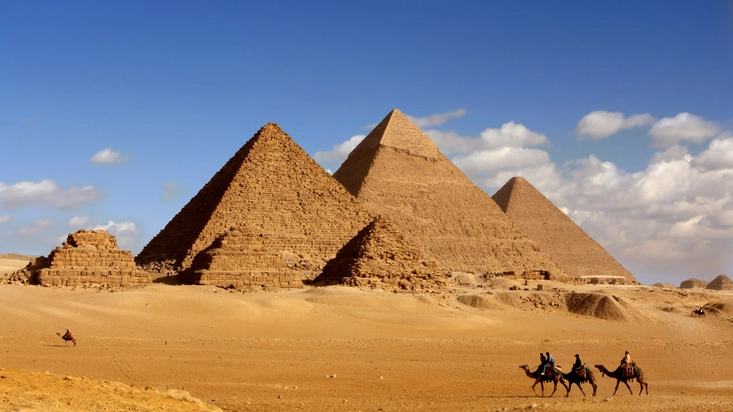 Una veduta delle piramidi nel deserto egizio