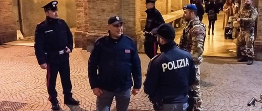 “Vi sgozzo tutti”: notte di terrore in centro, minorenne bloccato dall’Esercito