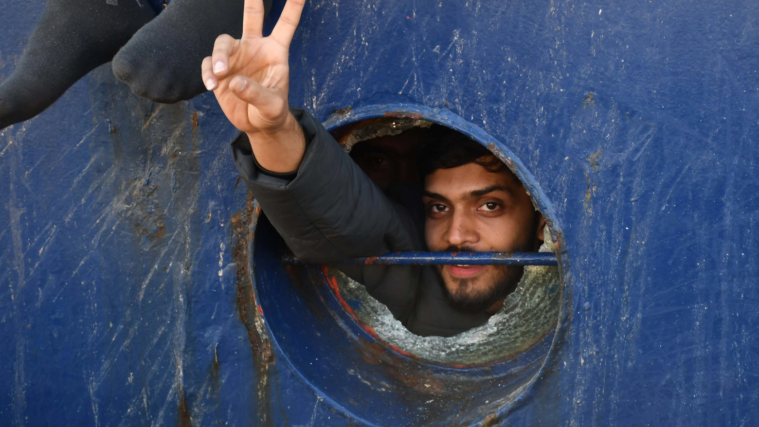 Migrante su un'imbarcazione davanti alle coste siciliane