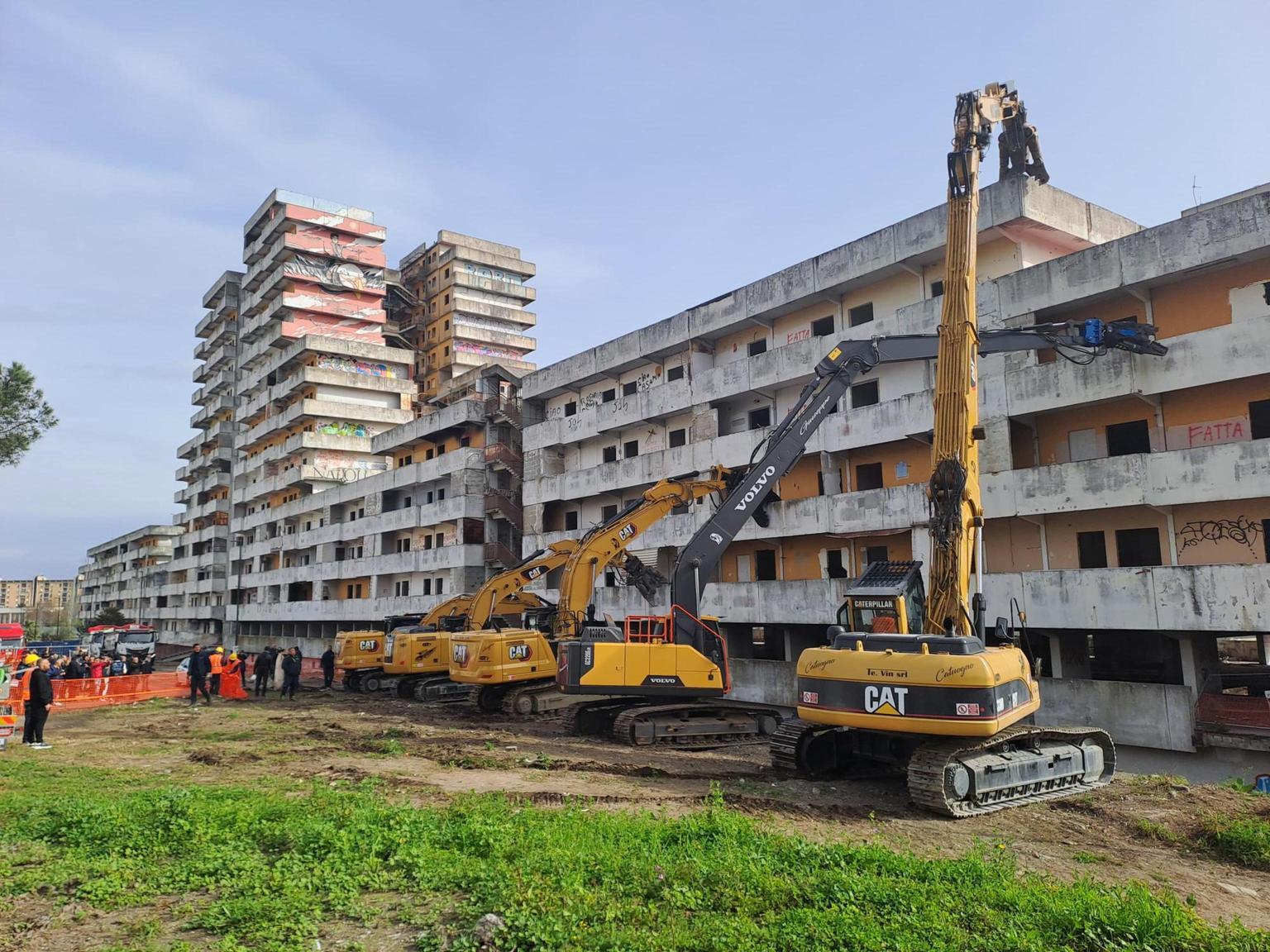 Iniziata la demolizione della Vela Gialla a Scampia, simbolo di Gomorra