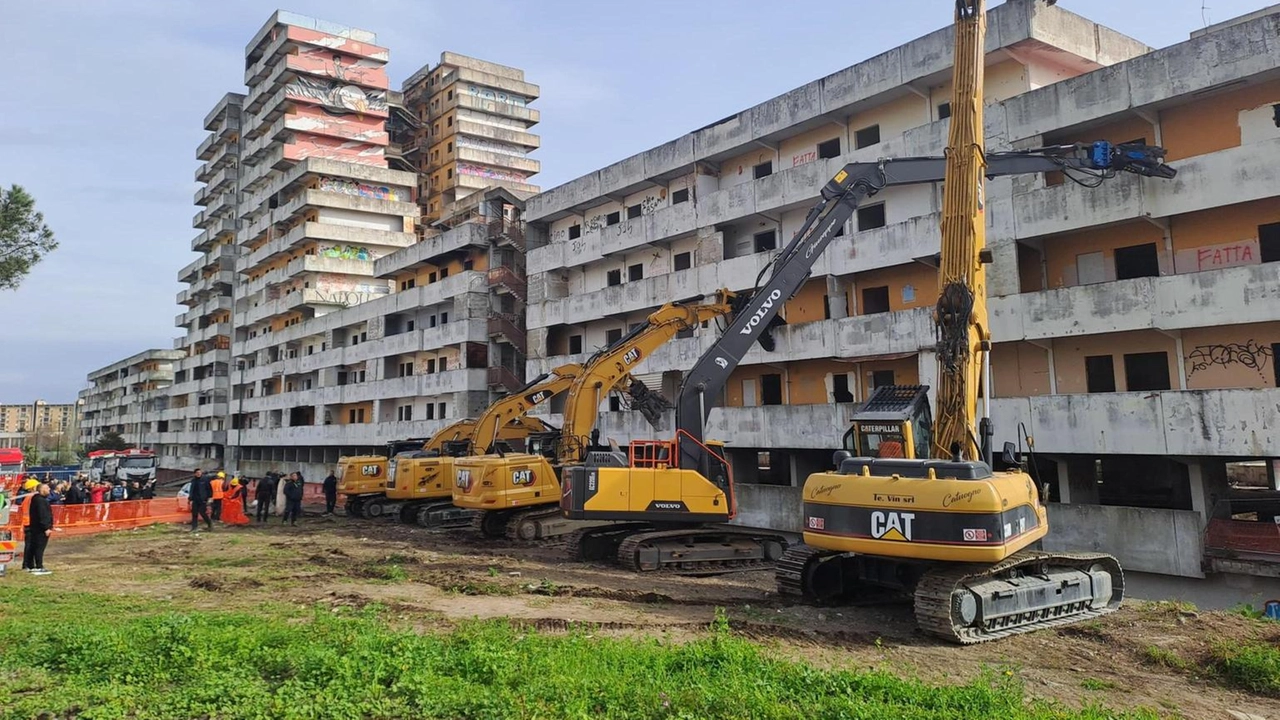 Alla presenza del sindaco di Napoli, Gaetano Manfredi, è iniziata la demolizione della Vela Gialla a Scampia.