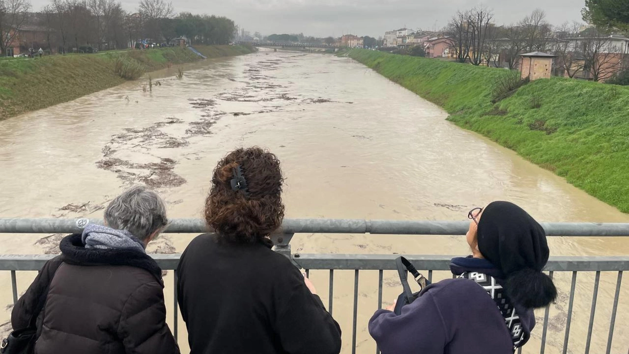 Il fiume Lamone ingrossato a causa dell'ondata di maltempo in Emilia-Romagna il 14 marzo 2025 (Ansa)