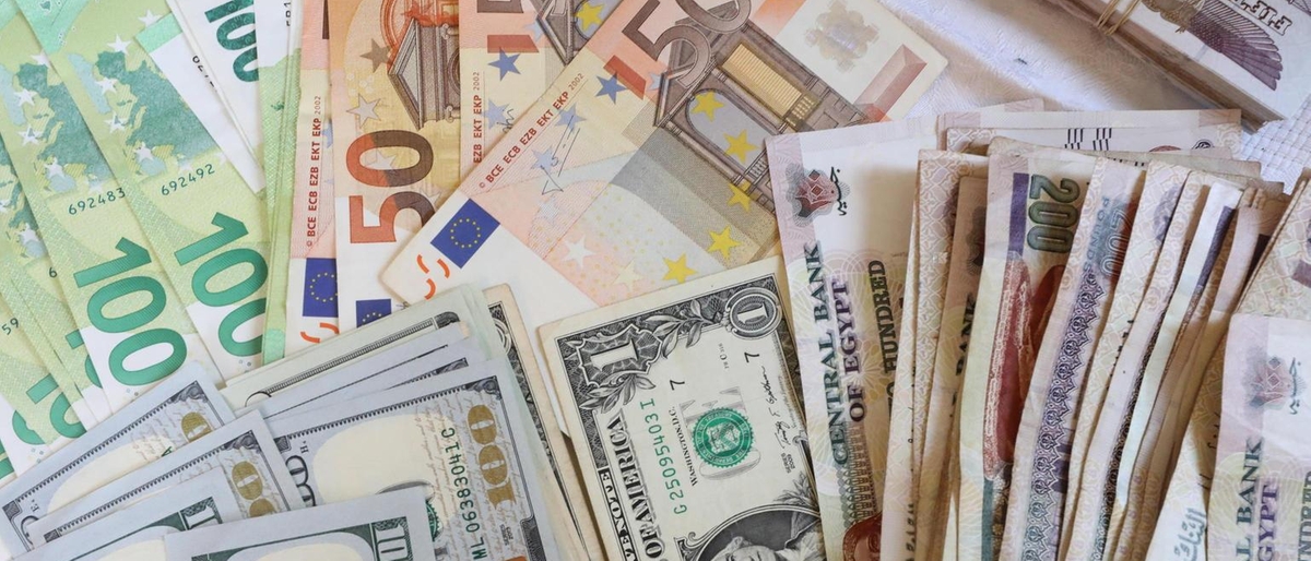 Euro in calo in avvio di settimana a 1,0471 dollari