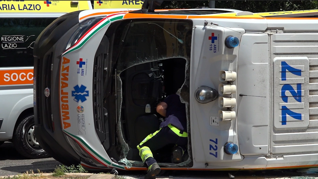 Un'immagine dell'ambulanza ribaltata sulla Togliatti (Local Team)