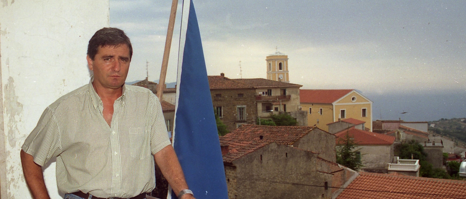 Impegnato per l’ambiente e la legalità, il primo cittadino di Pollica (Salerno) fu freddato in un agguato il 5 settembre 2010. Claudio Bisio gli dedicò il film ‘Benvenuti al Sud’, uscito un mese dopo il delitto