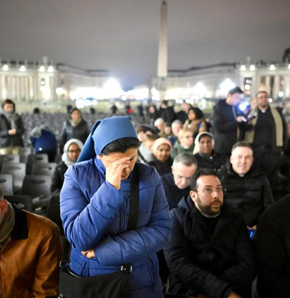 Il popolo del Papa in preghiera: "Abbiamo bisogno di lui". Ogni sera rosario a San Pietro