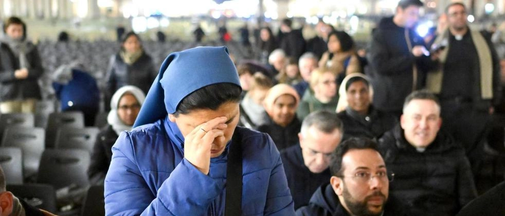 Il popolo del Papa in preghiera: "Abbiamo bisogno di lui". Ogni sera rosario a San Pietro