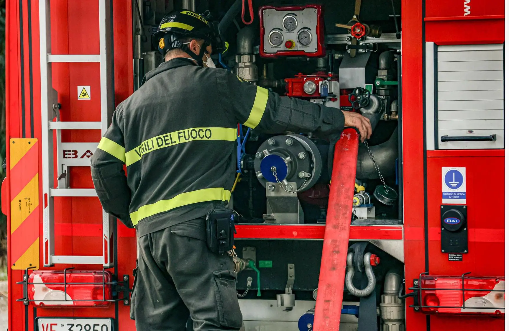 Incendio a Ostia: 96enne salvata dalle fiamme. La promessa ai poliziotti eroi