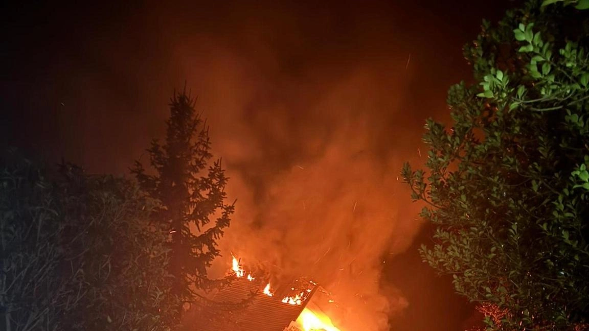 Crollo di una villetta a Sassi, Molazzana, per una probabile fuga di gas. Vigili del fuoco e soccorritori al lavoro.