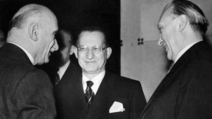 Alcide De Gasperi con Robert Schuman e Konrad Adenauer