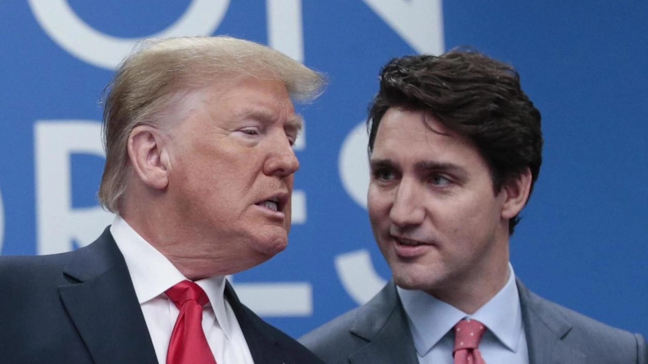 Donald Trump commenta le dimissioni di Trudeau e propone la fusione tra Canada e Stati Uniti per ridurre deficit e aumentare la sicurezza.