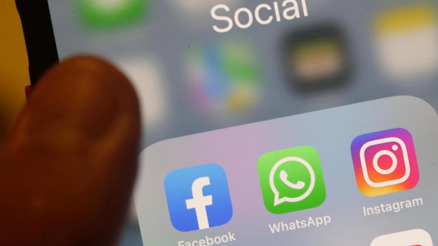 Consob, occhio alle truffe finanziarie su Whatsapp