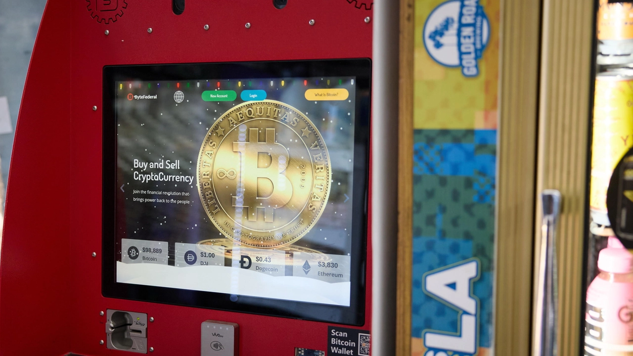 Un bancomat di Bitcoin a Los Angeles (Epa/Ansa)