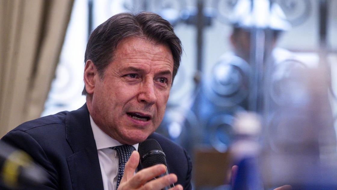 Giuseppe Conte accusa Meloni: spese militari folli e tagli alla sanità