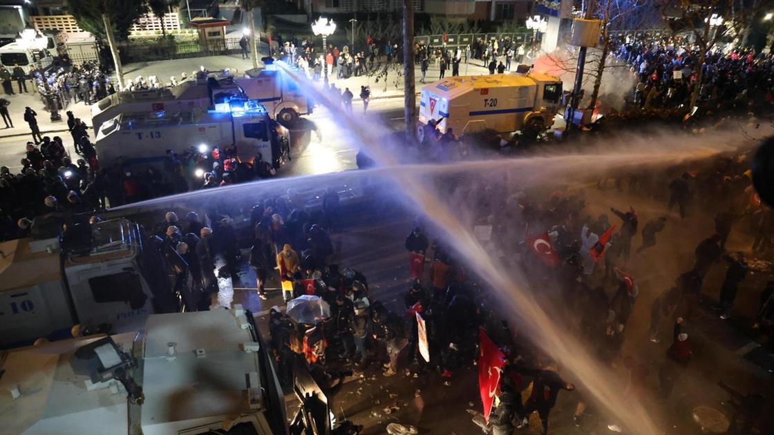 Proteste a Istanbul: 323 arresti dopo l