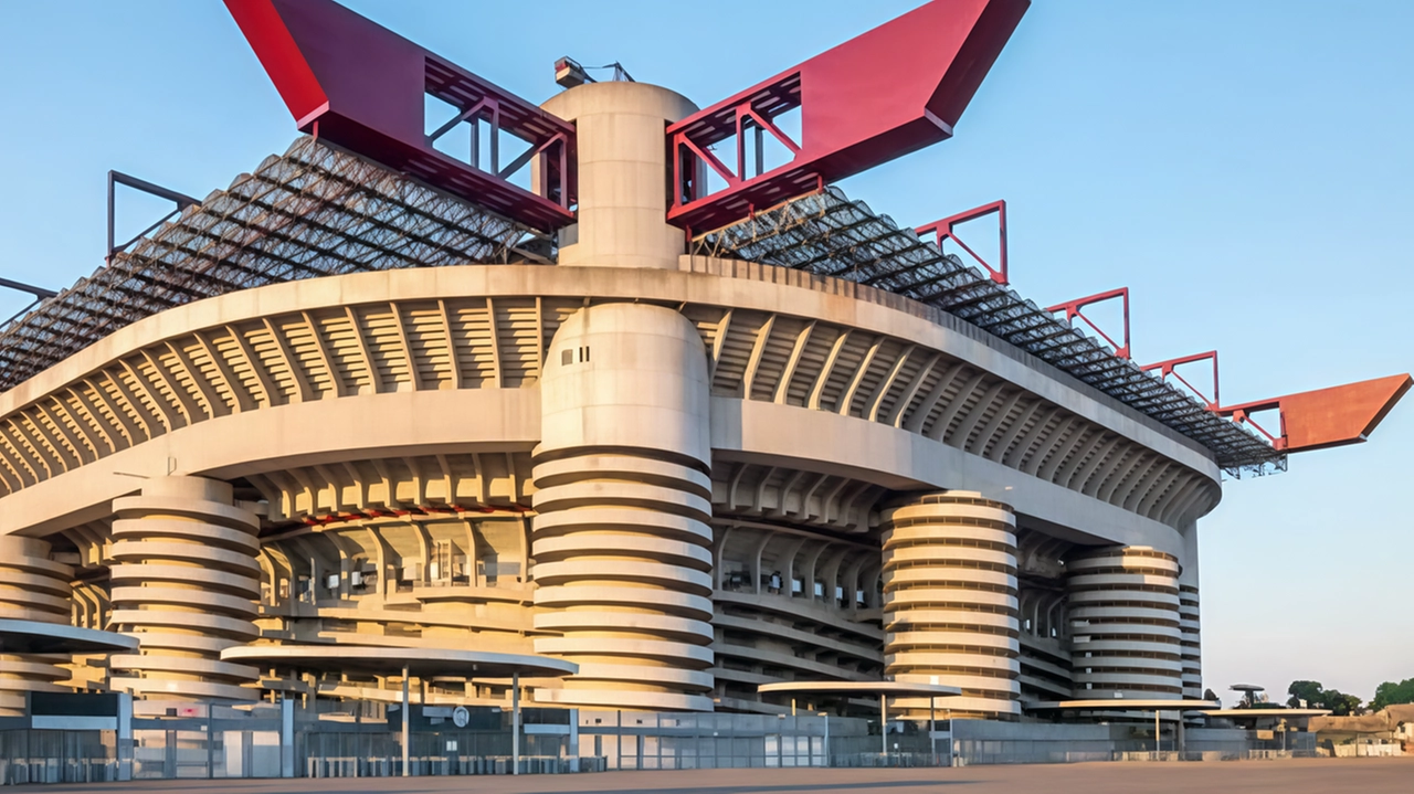 In foto lo stadio Meazza, noto anche come San Siro,. dalla zona in cui si trova