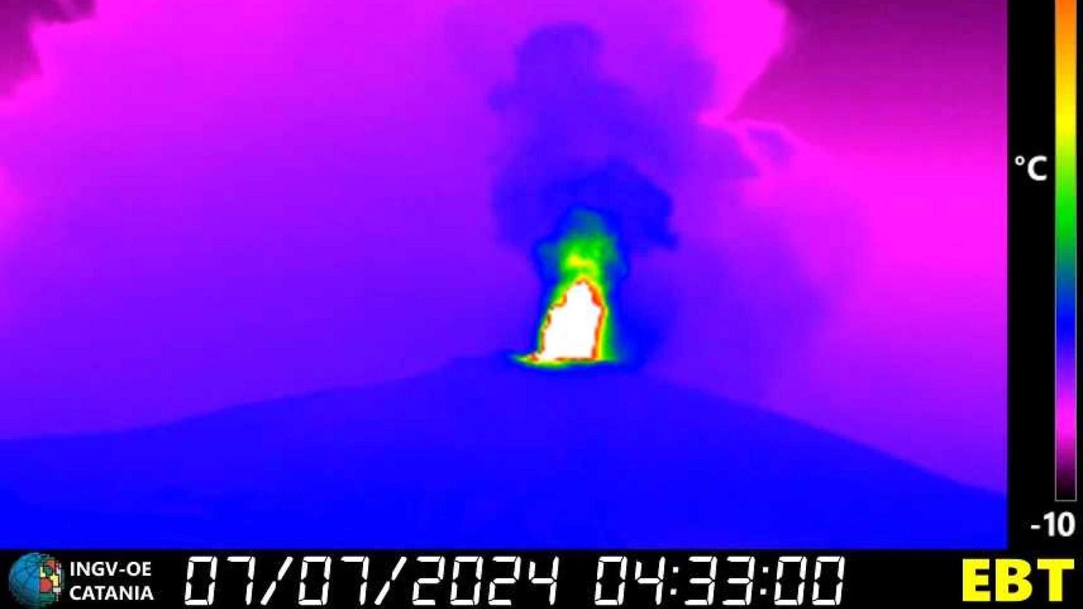 Parossismo Etna, fontana di lava e nube di cenere alta 5 km