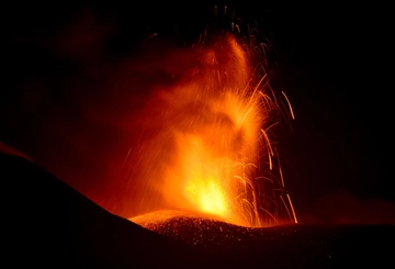 Catania, l’aeroporto riapre dopo l’eruzione dell’Etna