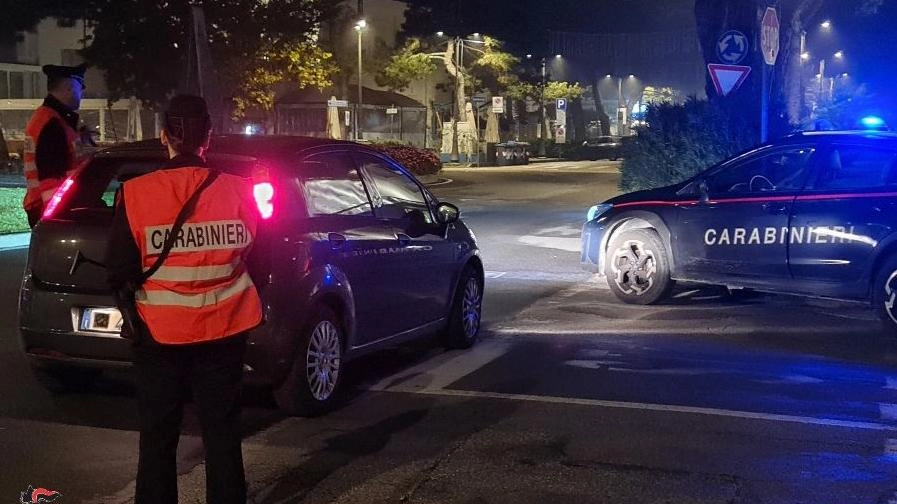 Rissa in piazza stazione. Aggrediti i carabinieri con coltelli e bottiglie