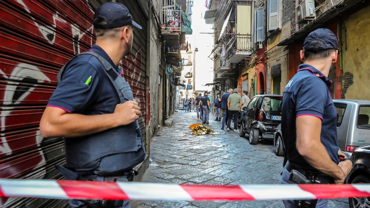 La Polizia sul luogo dove è stato ucciso Luigi Procopio, nella zona della Duchesca, vicino alla stazione centrale di Napoli