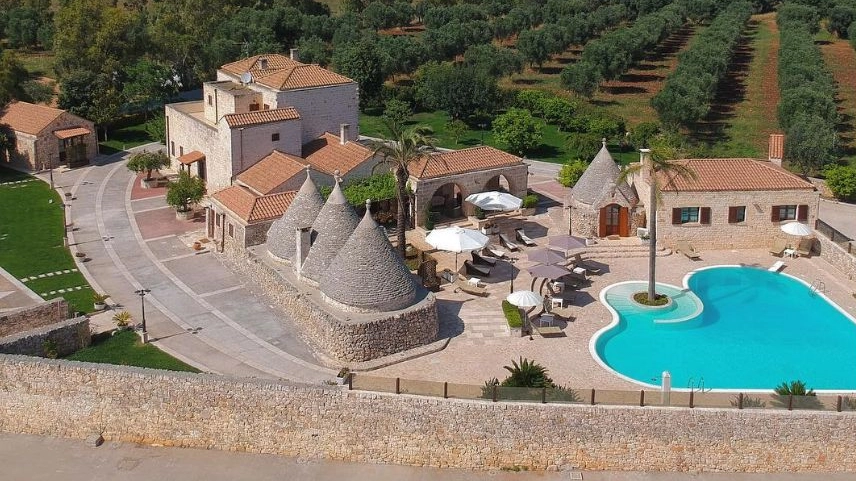 Una foto dall'alto della masseria a Ceglie Messapica che ospita Giorgia Meloni (Instagram)